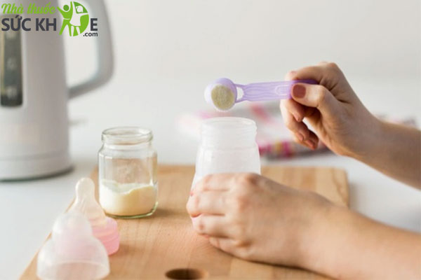Hướng dẫn cách pha sữa cho trẻ sơ sinh đúng chuẩn 