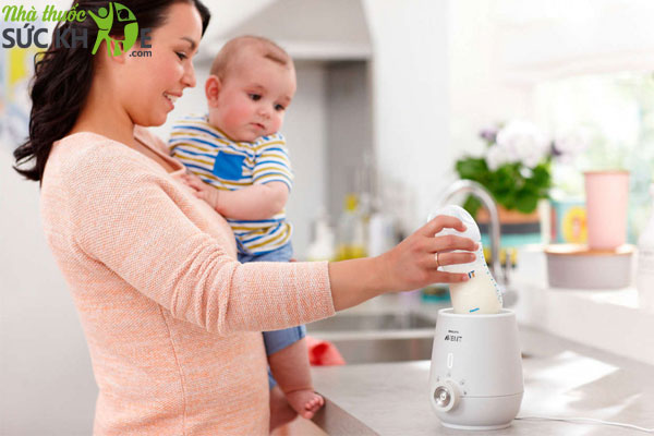 Trẻ sơ sinh uống sữa bao nhiêu độ, Cách kiểm tra nhiệt độ sữa phù hợp cho bé 