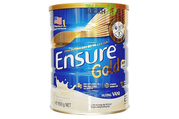 Hãng sản xuất: Abbott Xuất xứ: Hoa Kỳ Giá bán: từ 730.000 - 750.000vnđ/hộp 850g   Abbott Hoa Kỳ là thương hiệu nổi tiếng toàn cầu với các sản phẩm dinh dưỡng chăm sóc sức khỏe. Nổi bật trong đó phải kể đến sữa dành cho người gầy Ensure Gold. Sữa được sản xuất với công thức độc quyền, đã được chứng minh có hiệu quả tái tạo cơ, cải thiện cân nặng và tăng cường sức khỏe trong vòng 8 tuần sử dụng.   Sữa Ensure Gold có hiệu quả cải thiện cân nặng trong thời gian ngắn  Ưu điểm   Sữa Ensure Gold chứa hàm lượng dinh dưỡng cao, đặc biệt là chất béo giàu PUFA, MUFA tốt cho tim mạch Cung cấp protein và hơn 24 thành phần dinh dưỡng thiết yếu, tăng cơ, ngăn ngừa mất cơ, giảm mệt mỏi, suy nhược cơ thể  Giúp người gầy tăng cân, người có thể trạng kém phục hồi sức khỏe sau khi bị bệnh  Bổ sung choline và axit oleic tốt cho trí não và hệ thần kinh, tăng cường trí nhớ và sự minh mẫn   Nhược điểm  Mùi vị sữa ngậy béo có thể gây ngán, không phù hợp khẩu vị với một số người  Đối tượng sử dụng: người ăn uống kém, người gầy yếu muốn nâng cao thể trạng, người cần phục hồi sau ốm hoặc điều trị bệnh.   Sữa Ensure Gold giúp cải thiện cân nặng hiệu quả 