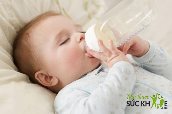 Cho bé uống Vitamin D3 K2 Mk7 Đức cùng sữa công thức tăng khả năng hấp thu dưỡng chất có trong sữa